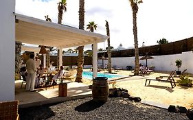 Boutique Beach Villa By Lanzarote Retreats - Private Pool - 1 Min Walk To Sea Pool